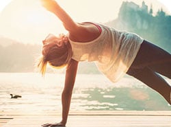 frau-macht-uebung-aus-hatha-yoga-praeventionskurs